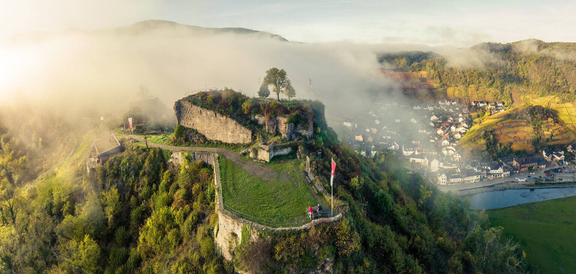 Saffenburg in Mayschoss im Herbst